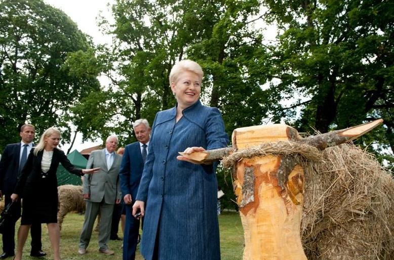 Meno akciją ir šieno skulptūrų parodą aplankė LR prezidentė Dalia Grybauskaitė